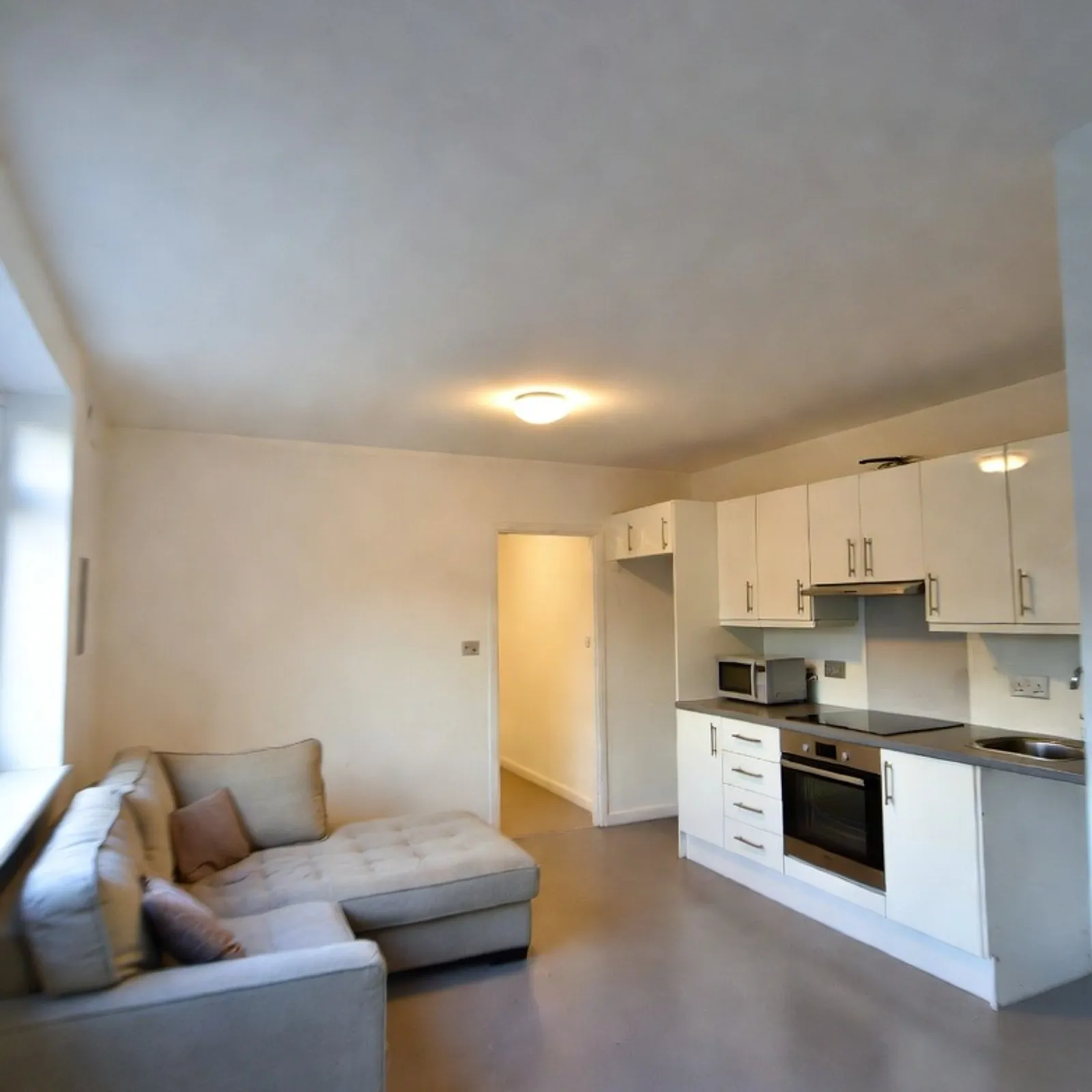Room in Stillorgan, Dublin - Image 1